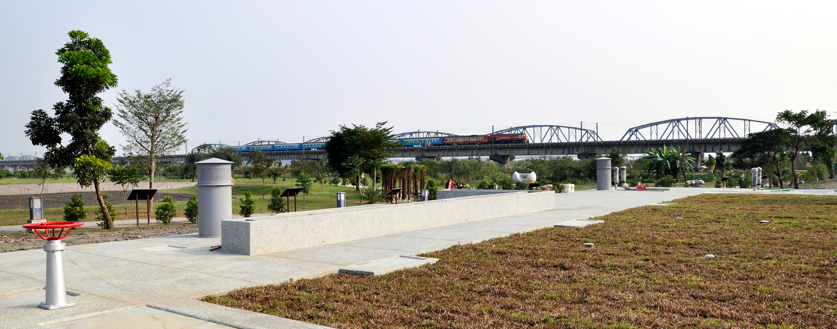 Old railroad bridge wetland ecological park at Dashu dist, Kaohsiung city – The new project of water quality improvement. Old railroad bridge wetland ecological park at Dashu dist, Kaohsiung city – The new project of water quality improvement.